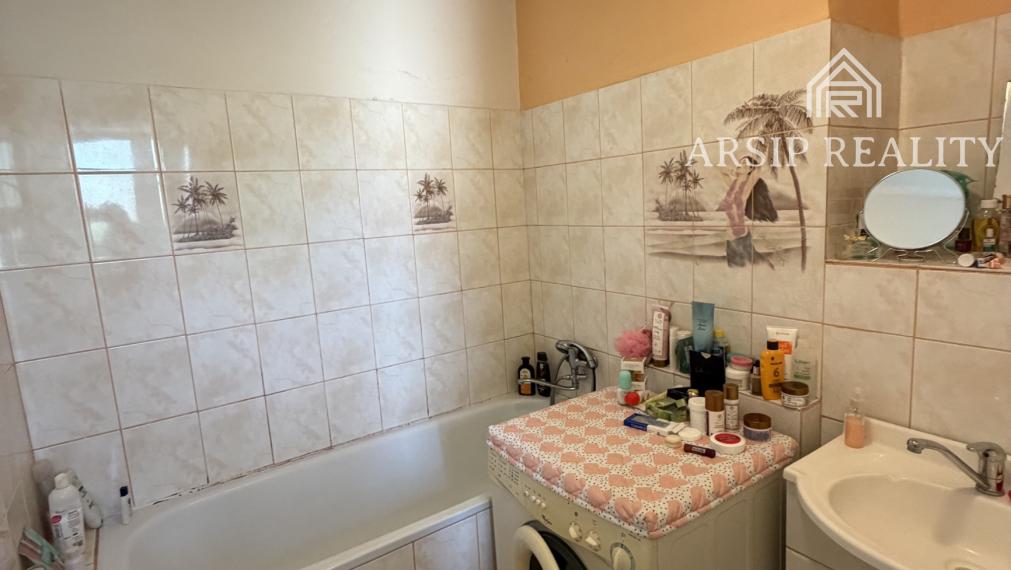 Na predaj útulný 2-izbový byt s balkónom v Snine – ul. Čs. armády