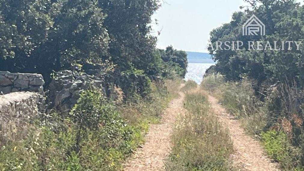 Ponúkame na predaj dom v obľúbenej lokalite Mandre na ostrove Pag