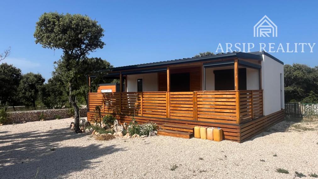 Ponúkame na predaj dom v obľúbenej lokalite Mandre na ostrove Pag