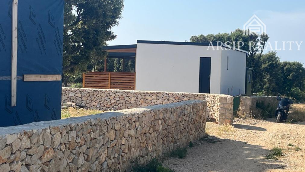 Ponúkame na predaj dom v obľúbenej lokalite Mandre na ostrove Pag