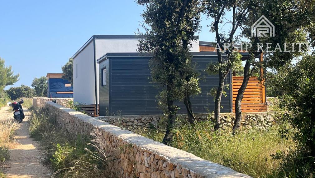 Ponúkame na predaj dom v obľúbenej lokalite Mandre na ostrove Pag