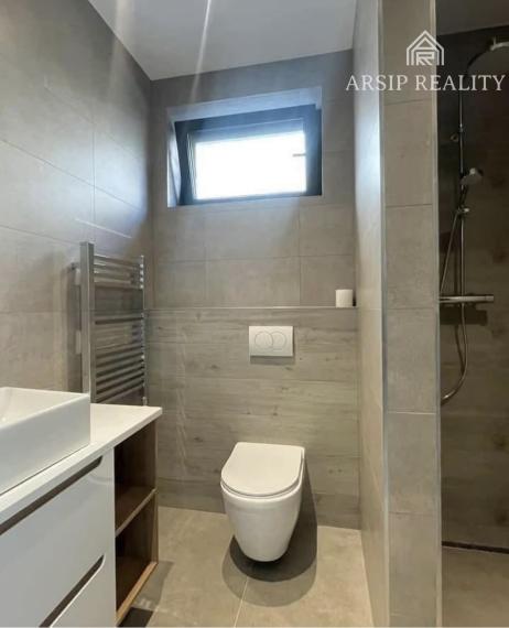 ARSIP REALITY ponúka na predaj vo vyhľadávanej lokalite Trnava pri Laborci novostavbu 4-izbového rodinného domu