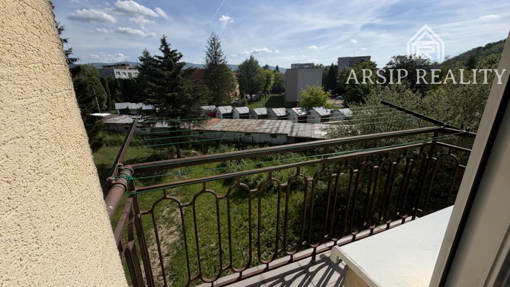 Na predaj útulný 2-izbový byt s balkónom v Snine – ul. Čs. armády