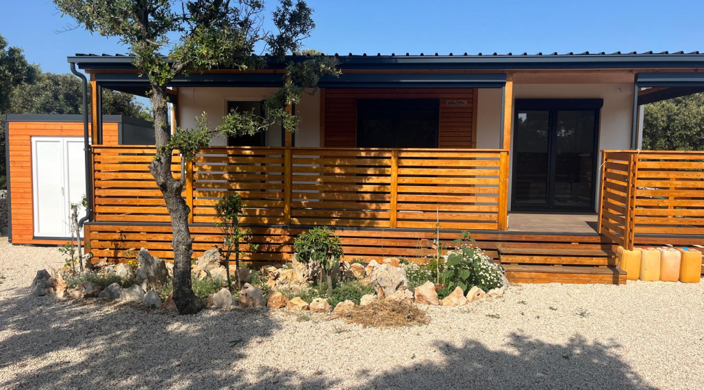 Ponúkame na predaj dom v obľúbenej lokalite Mandre na ostrove Pag