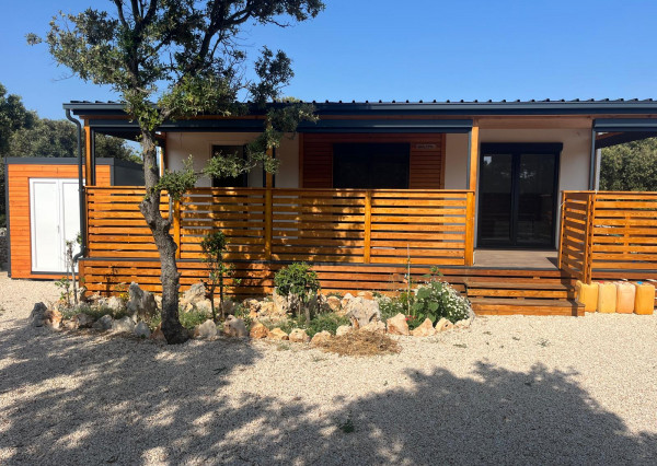 Ponúkame na predaj dom v obľúbenej lokalite Mandre na ostrove Pag